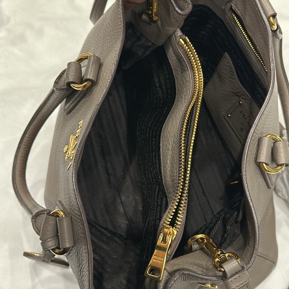 Prada handbag with shoulder straps - Picture 4 of 7